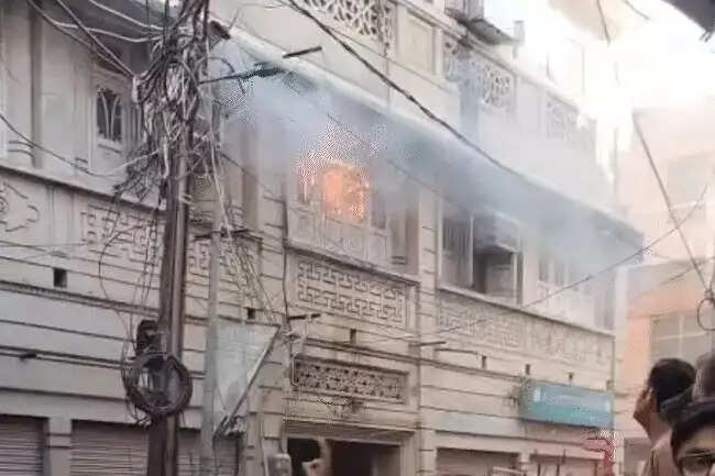 ग्वालियरः एसी ऑन करते ही व्यापारी के घर में लगी भीषण आग, पांच लोगों को बचाया, बहू की मौत