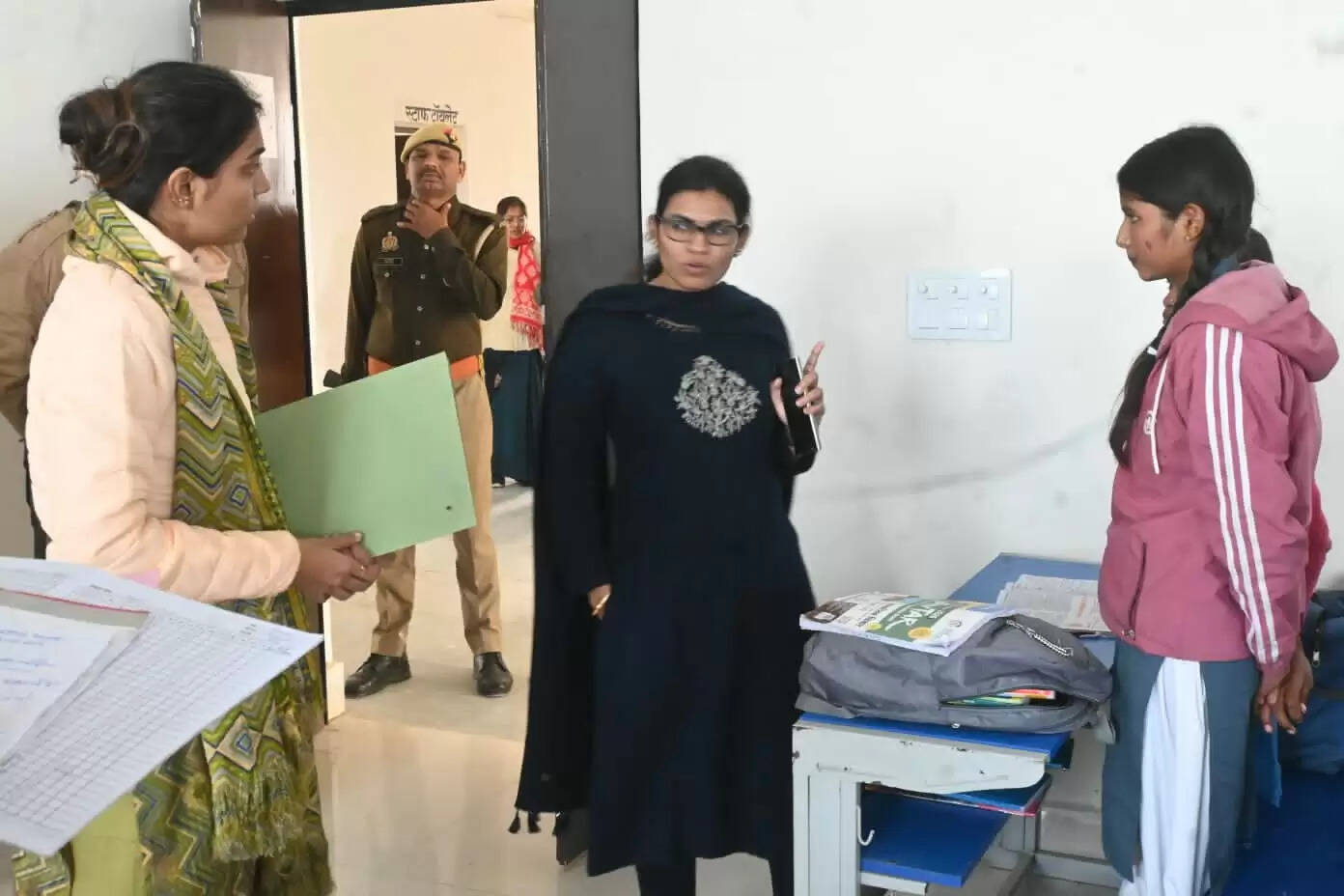 डीएम का सख्त रुख: अनुपस्थित शिक्षिकाओं का वेतन रोका