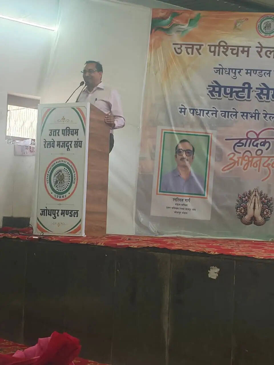 रेलकर्मी नींव की तरह मजबूत होकर काम करें: डीआरएम