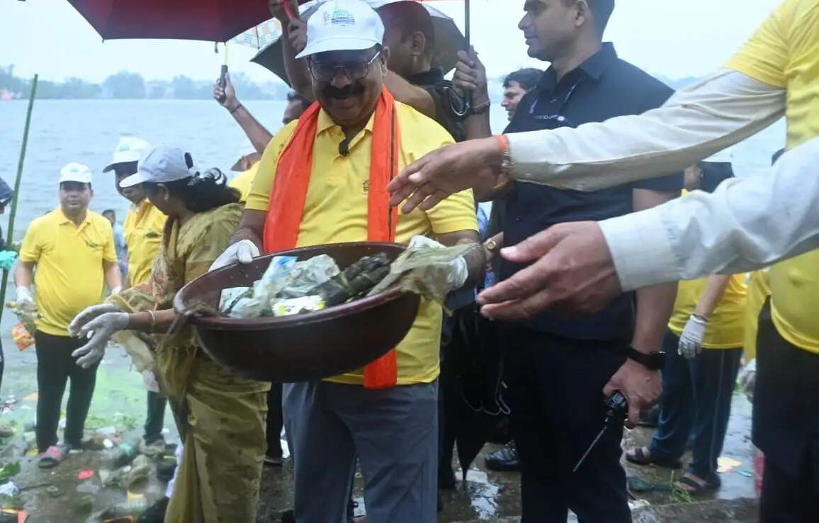 सेवा संकल्प अभियान में गूंजा स्वच्छता का संकल्प, महाराजबंध तालाब में हुआ श्रमदान