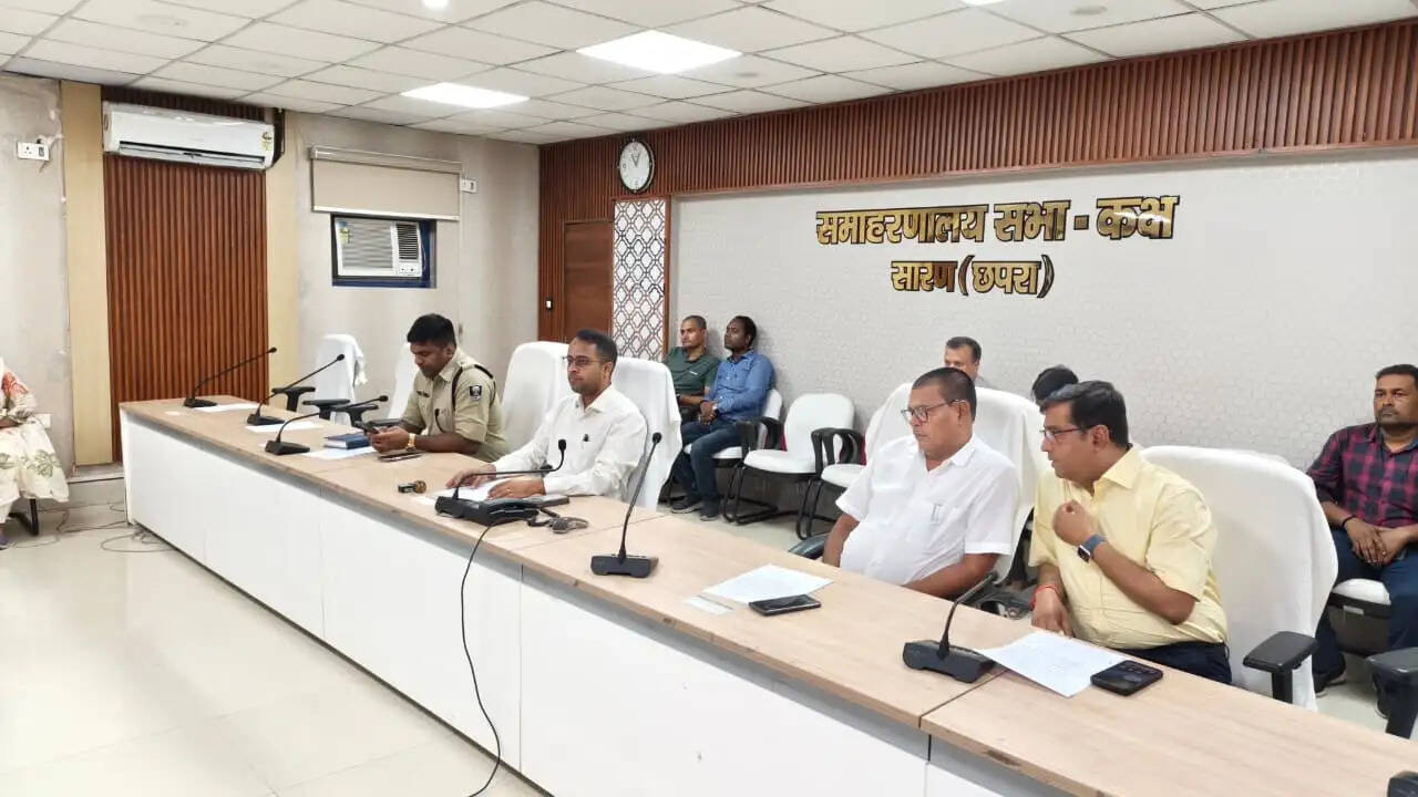 सारण में जिलाधिकारी और एसएसपी ने अधिकारियों को दिलाई सत्यनिष्ठा की शपथ