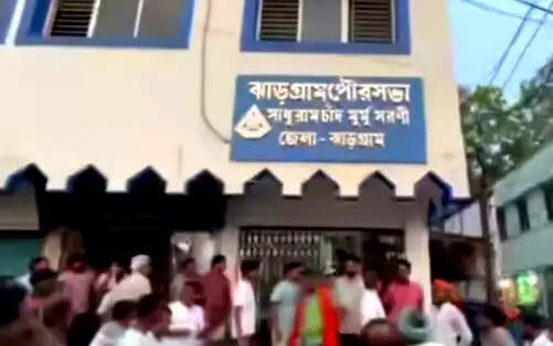 झाड़ग्राम नगरपालिका में हंगामा, तृणमूल पार्षदों पर मारपीट और अंडे फेंकने का आरोप