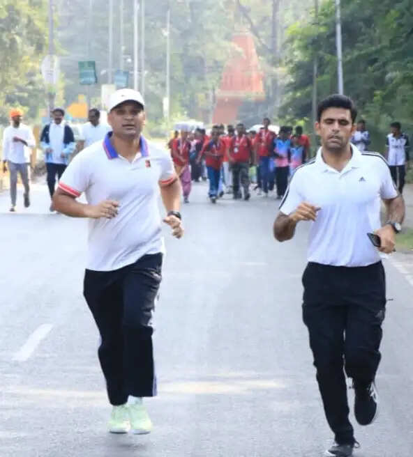 झाबुआ: राष्ट्रीय एकता दिवस पर आयोजित एकता दौड़ में कलेक्टर डॉ. भरसट ने भी लगाई दौड़