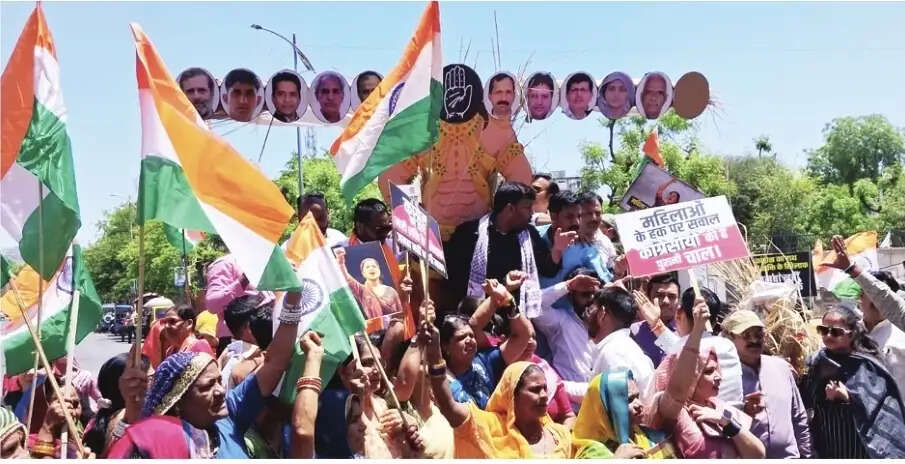 अजमेर भाजपा महिला मोर्चा ने सांसदों के चित्र वाले पुतले को जूते—चप्पलों से पीट कर जलाया