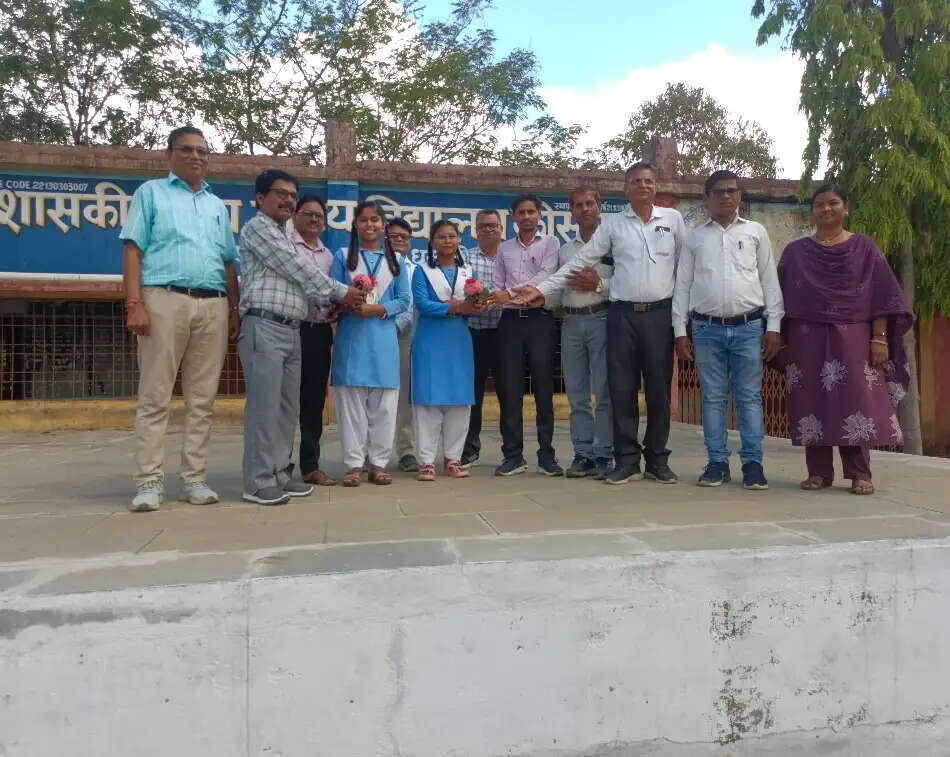 जापान वैज्ञानिक भ्रमण से लौटीं छात्राओं का विद्यालय परिवार ने किया सम्मान