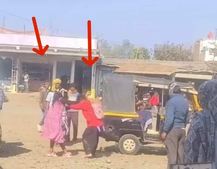 अनूपपुर: बीच सड़क बनी दो युवतियों के लिए अखाड़ा, गुत्थम-गुत्थी करते देख रहे तमासबीन