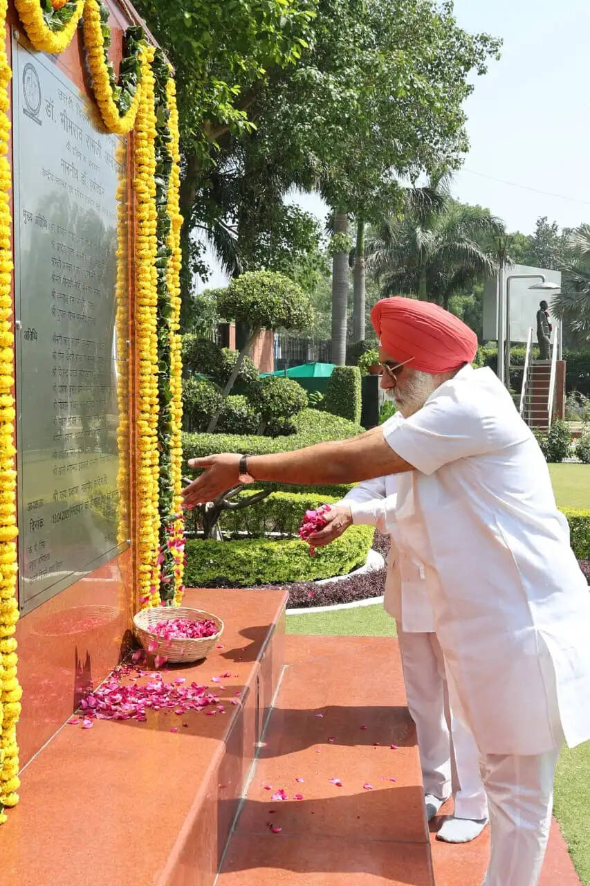 महापौर ने निगम मुख्यालय में अंबेडकर की प्रतिमा पर पुष्पांजलि अर्पित कर दी श्रद्धांजलि