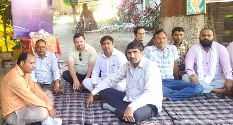 सातवें दिन भी जारी रहा शिक्षकेत्तर कर्मचारियों का धरना, मांगें न मानी तो तेज होगा आंदोलन
