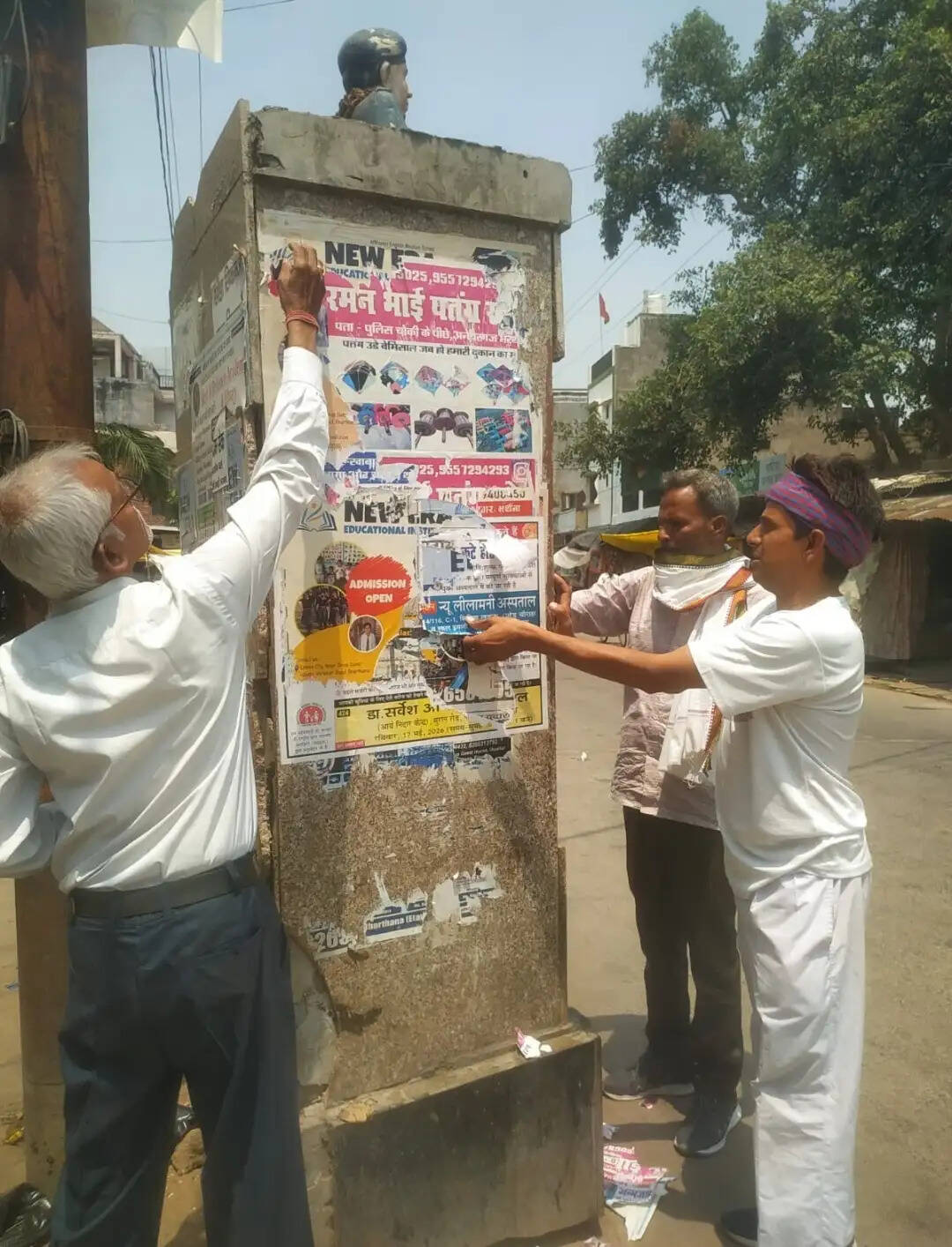 वीर अब्दुल हमीद की स्मारक बेहाल देख दंग रह गए क्रांतिकारी लेखक शाह आलम राना, पोस्टर पर्चे फाड़े