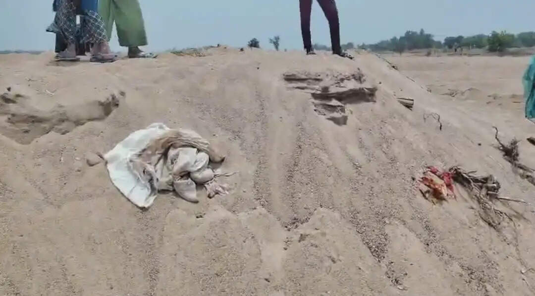 जिले में अवैध रेत खनन जारी, नर कंकाल निकलने से ग्रामीण आक्रोशित