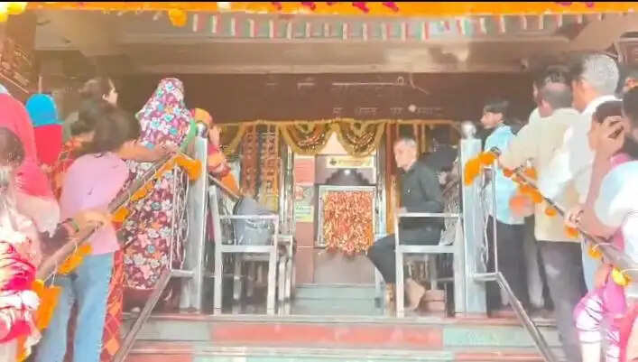 शारदीय नवरात्र शुरू, देवी मंदिरों में उमड़े श्रद्धालु