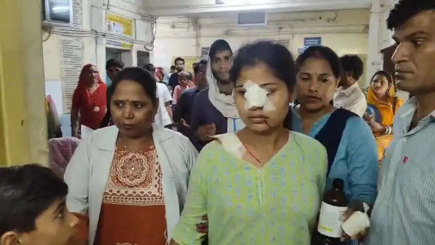 अलवर के सरकारी अस्पताल में पंखा और प्लास्टर गिरने से डॉक्टर का सिर फूटा,दिखाने आई महिला घायल