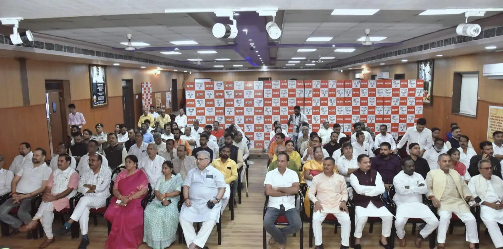 भाजपा प्रदेश कार्यालय में भाजपा नेताओं और कार्यकर्ताओं ने सुनी प्रधानमंत्री की मन की बात