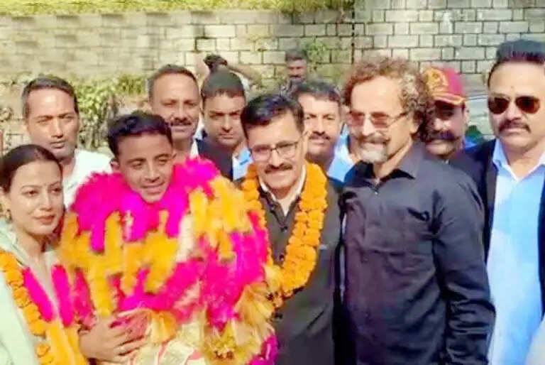 एशियन गेम्स में मेडल जीतकर घर लौटे सावन बरवाल, भव्य स्वागत