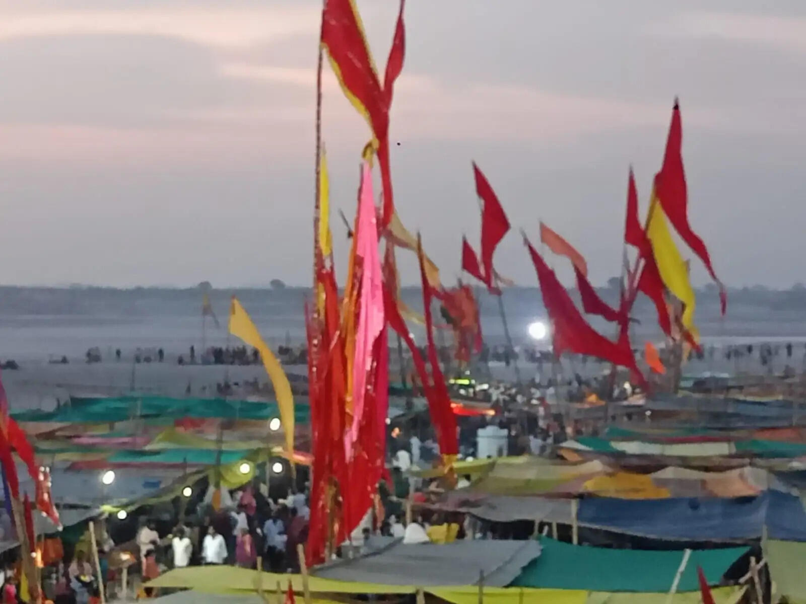 काशी से उमड़ा आस्था का सैलाब, बधावा लेकर रातभर शीतला धाम पहुंचे भगत