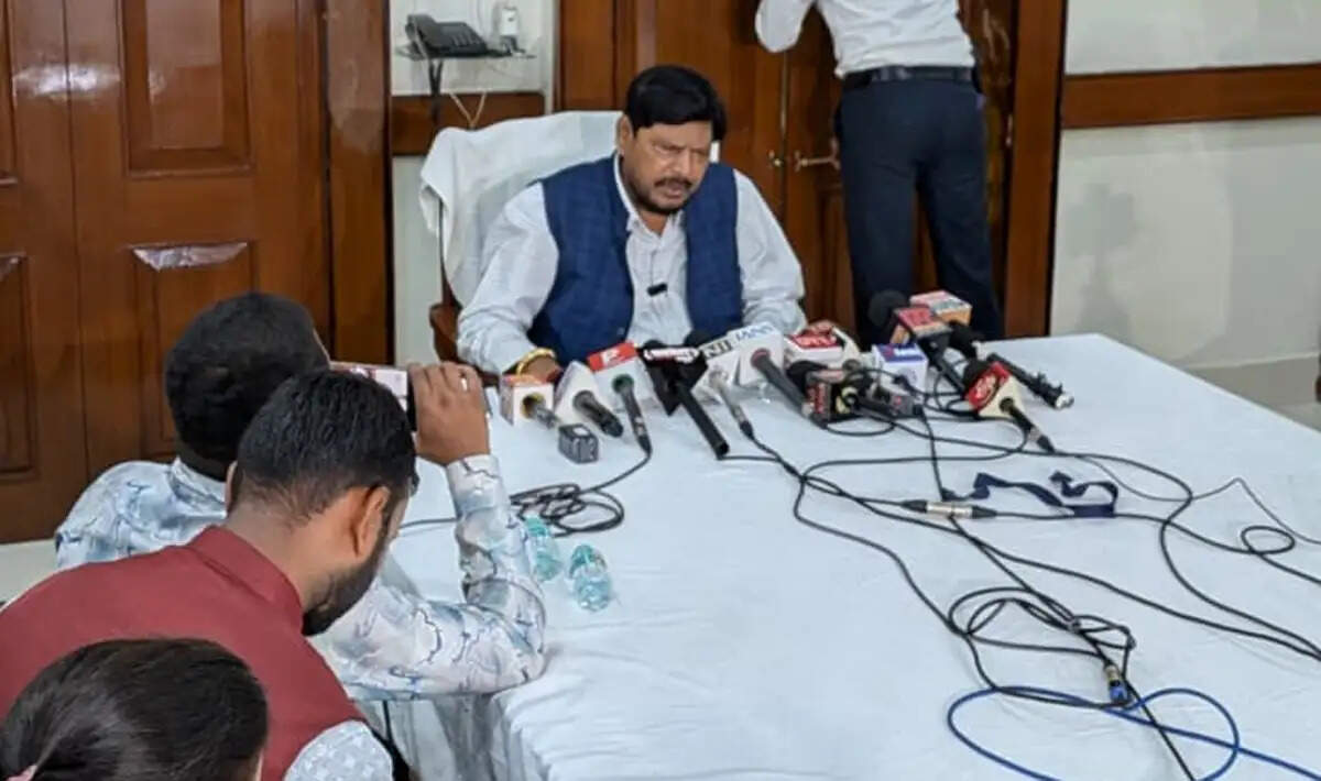 ग्रामीण, गरीब और आदिवासी समुदायों तक पहुंच रहा केंद्रीय योजनाओं का लाभ : आठवले