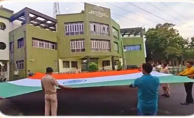 बीरभूम की महिला बुनकरों ने तैयार किया विशाल खादी तिरंगा, मुख्यमंत्री ने सराहा