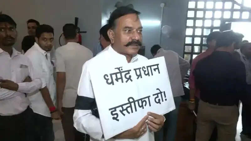 हाथों पर काली पट्टी बांधकर विधानसभा पहुंचे कांग्रेस विधायक, जंतर-मंतर की घटना और पेपर लीक पर हंगामा
