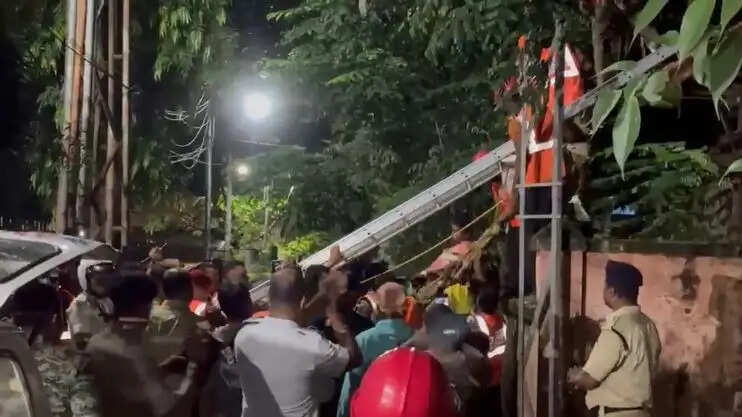 टावर पर साढ़े सात घंटे तक चला हाई-वोल्टेज ड्रामा,&nbsp;एनडीआरएफ&nbsp;और पर्वतारोही ने युवक को सुरक्षित उतारा