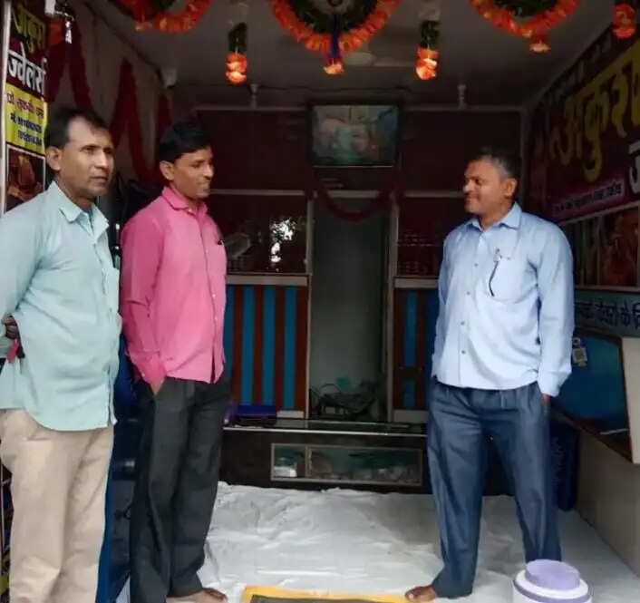 देवरिया में महुआ पाटन बाजार में तीन ज्वेलरी दुकानों में चोरी