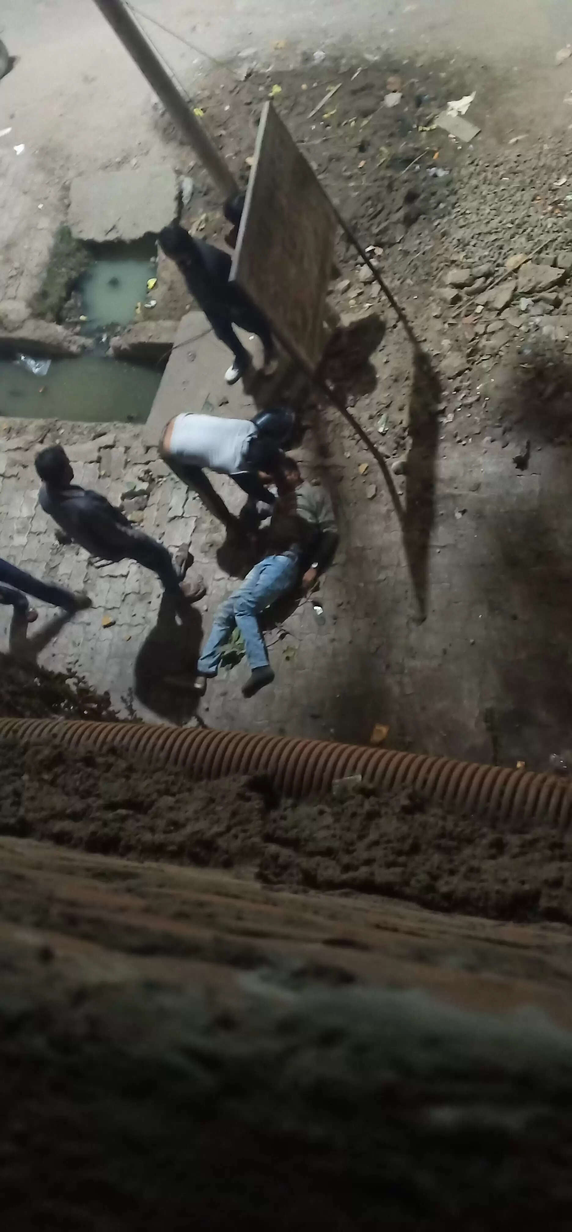 पुल की रेलिंग से टकराकर बाइक सवार गिरा नीचे, अस्पताल में भर्ती