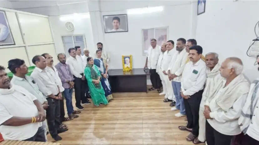 सागरः नेहरूजी की पुण्यतिथि पर कांग्रेसजनों ने दी श्रद्धांजलि
