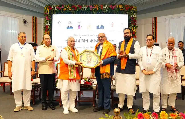 लोकतंत्र में विचारों का मतभेद स्वाभाविक, लेकिन संविधान के प्रति प्रतिबद्धता सर्वोपरि होनी चाहिए: उपराष्ट्रपति