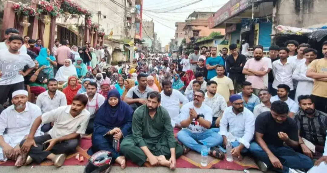 बूचड़खाना तोड़ने पहुंची नगर निगम की टीम का स्थानीय लोगों ने किया विरोध