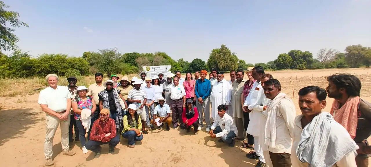 अंतरराष्ट्रीय प्रतिनिधिमंडल ने एसकेआरएयू के रोजड़ी फार्म में मूंग-मोठ की खेती देखी