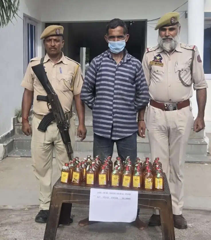 बिलावर में 55 बोतल अवैध शराब बरामद, एक तस्कर गिरफ्तार