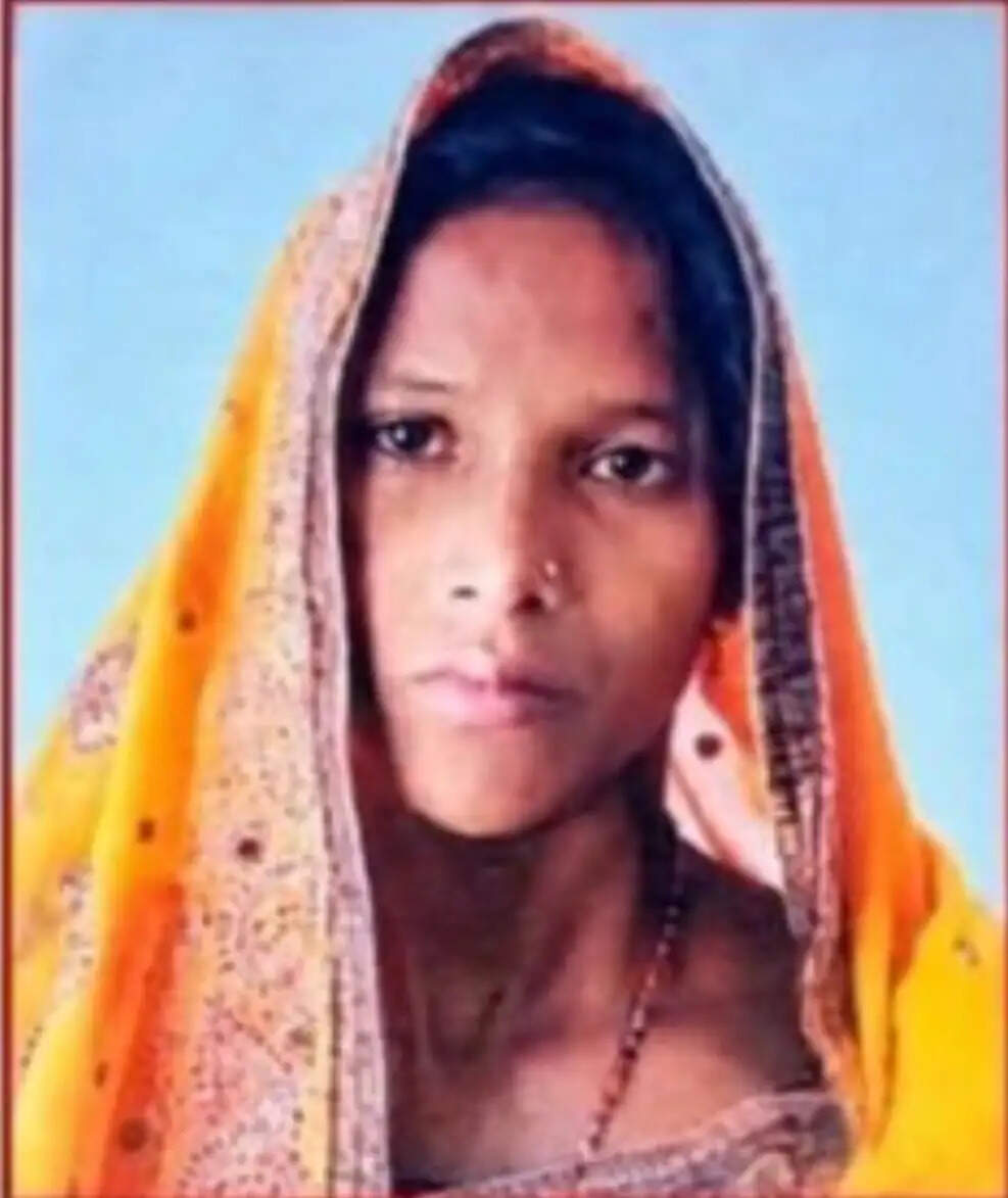 तालाब किनारे मिली महिला की लाश