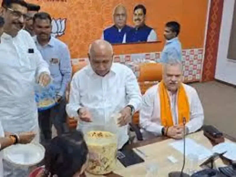 बंगाल-असम में भाजपा को बढ़त, मध्य प्रदेश में जश्न, प्रदेश कार्यालय में कार्यकर्ताओं ने खाई&nbsp;झालमुड़ी