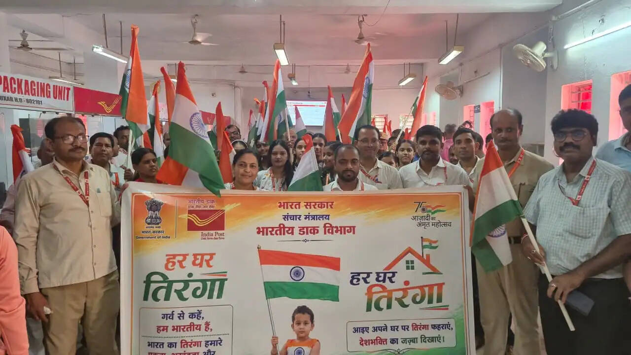 डाक विभाग ने निकाली भव्य तिरंगा यात्रा, राखी मेल पर 10% की विशेष छूट