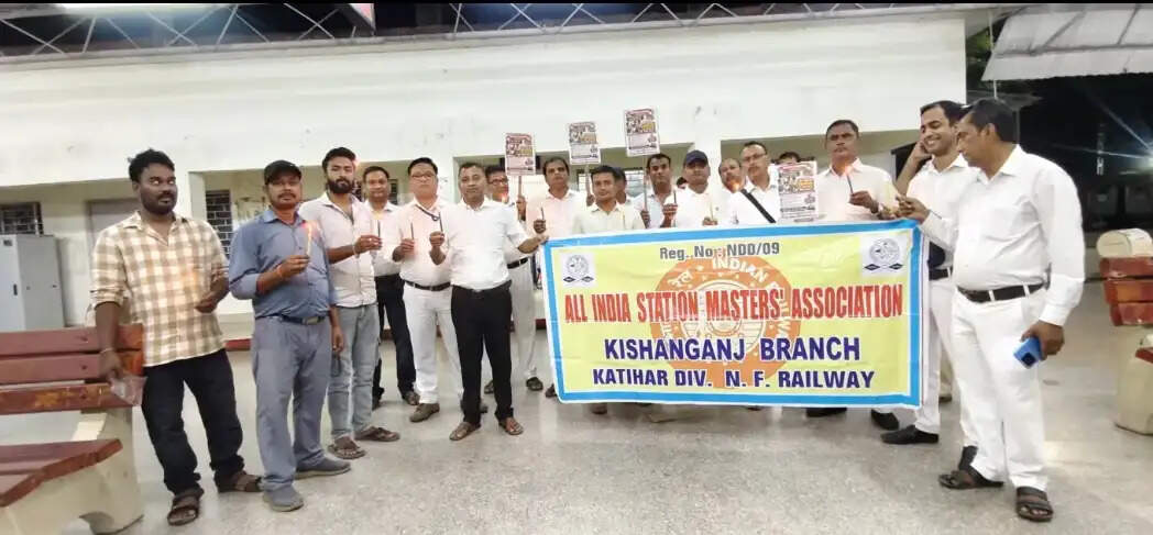 किशनगंज रेलवे स्टेशन पर रेल कर्मियों ने किया कैंडल मार्च, दोषियों पर कार्रवाई की मांग