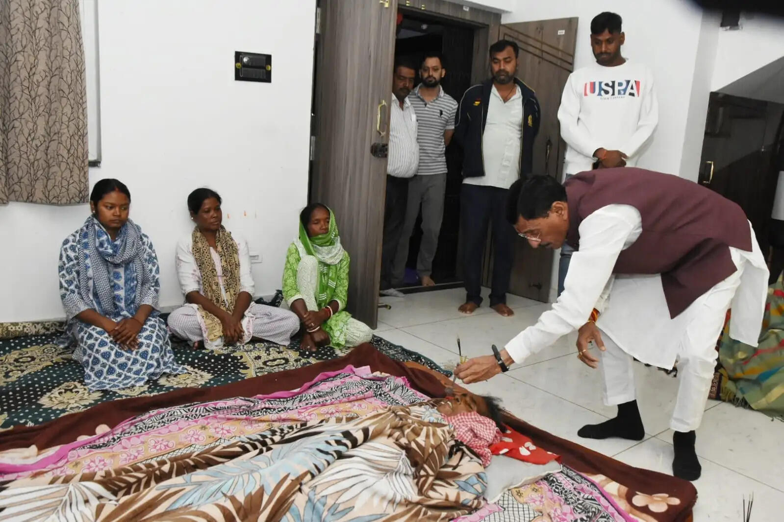 मेयर रोशनी खलखो की मां का निधन, रक्षा राज्य मंत्री घर पहुंचकर जतायी संवेदना