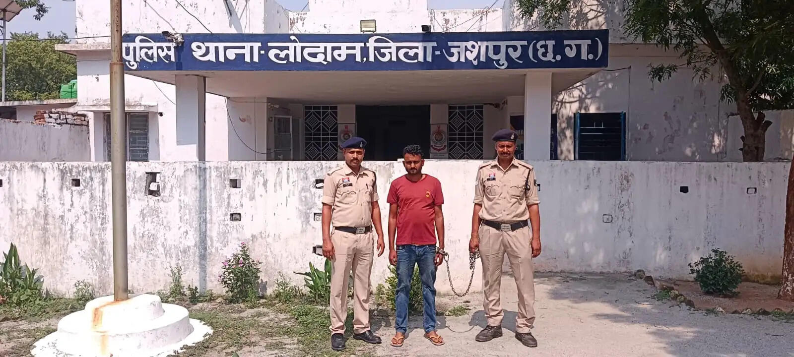 जशपुर में ग्रामीणों की सतर्कता से कुख्यात बादी गिरोह का शातिर चोर रंगे हाथ गिरफ्तार, दो साथी फरार
