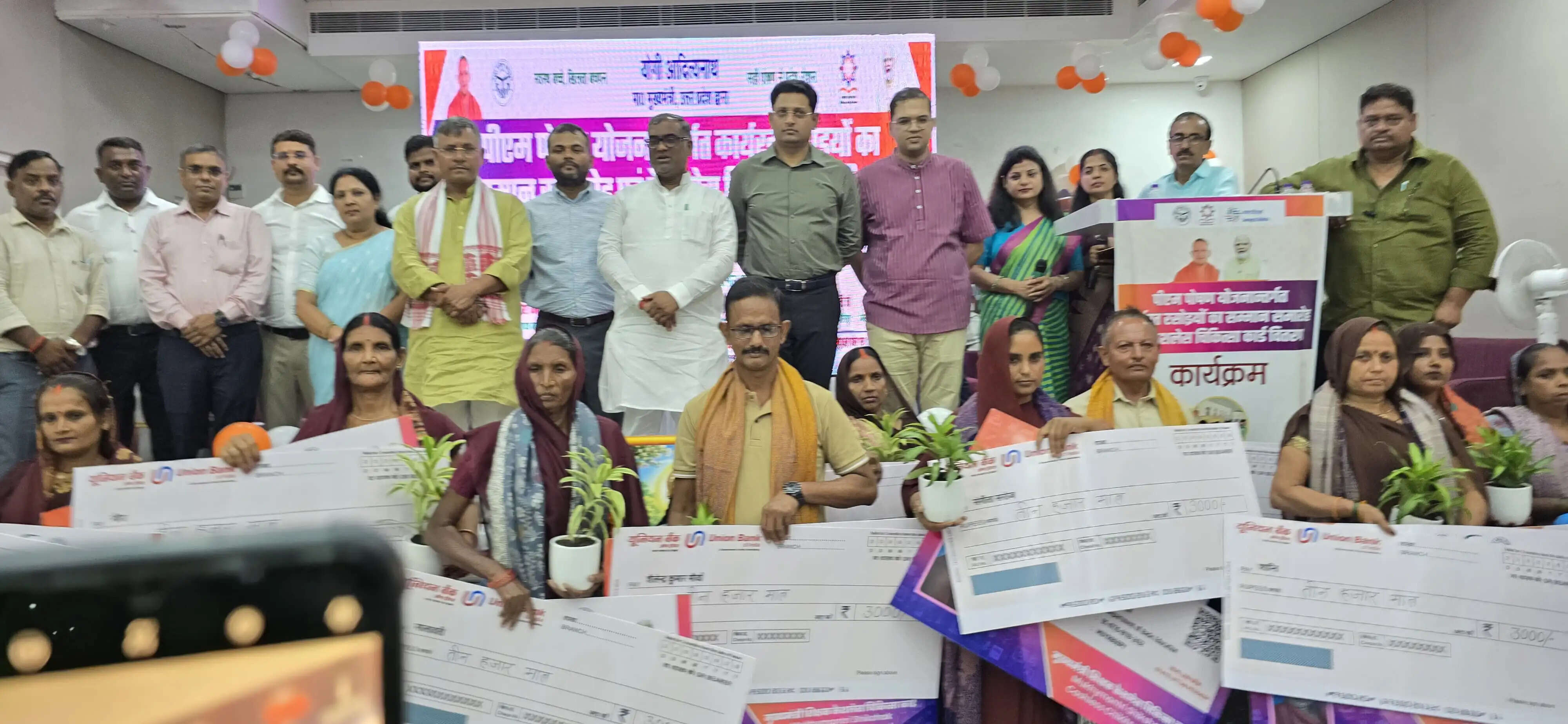 विद्यालयों में बच्चों को पौष्टिक भोजन उपलब्ध कराने में महत्वपूर्ण भूमिका निभा रहे हैं रसोइयां : गिरीश चन्द्र यादव