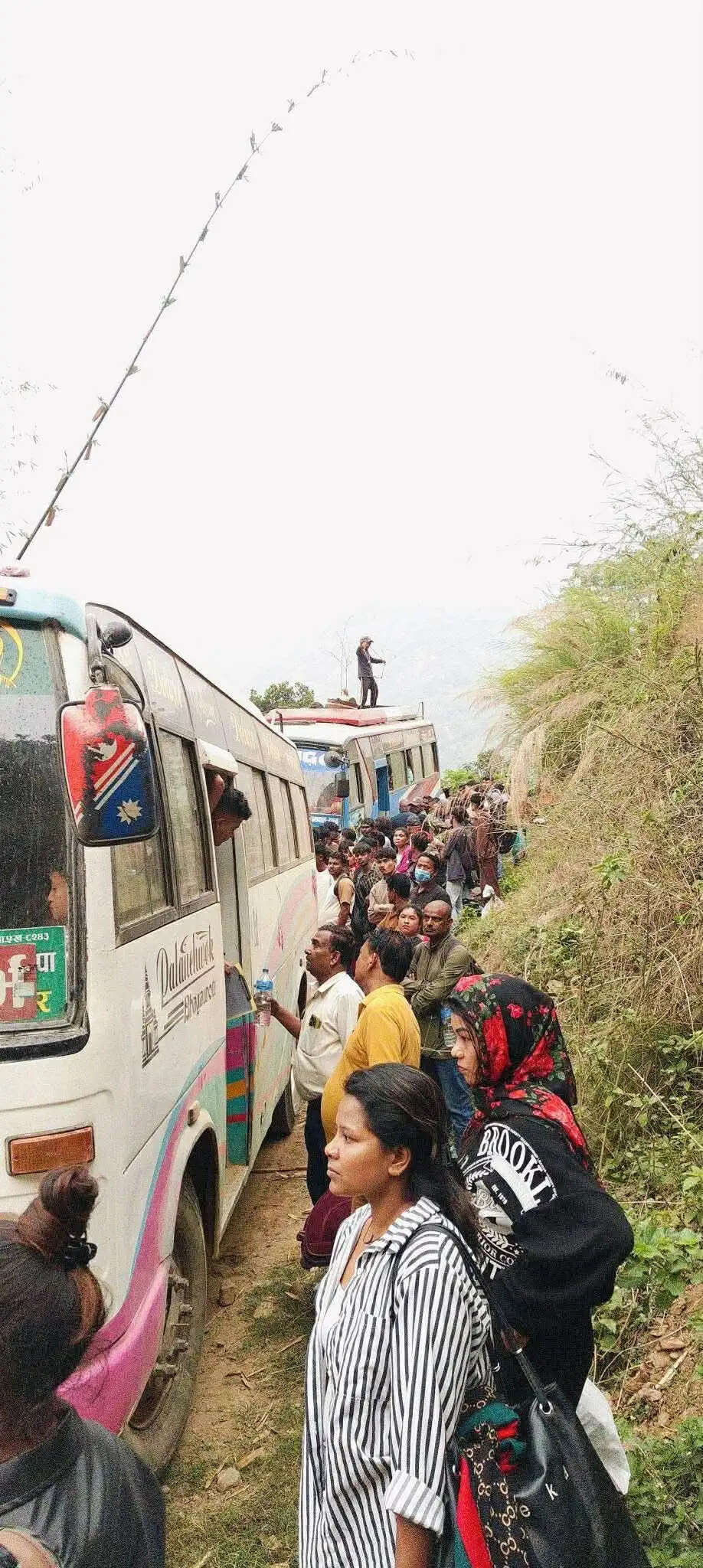 नेपाल के बीपी राजमार्ग में फंसे सैकड़ों भारतीय एवं स्थानीय यात्रियों को वैकल्पिक मार्ग से भेजा जा रहा काठमांडू