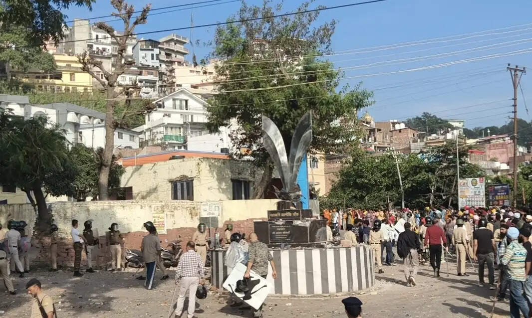 नाहन में दो समुदायों के बीच खूनी संघर्ष, एसएचओ समेत कई पुलिसकर्मी घायल