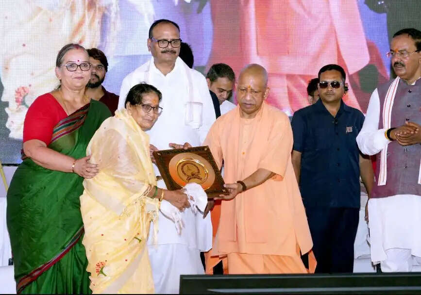 कांग्रेस के नेताओं ने किया था क्रान्तिकारियों को सजा दिलाने का पाप: मुख्यमंत्री योगी