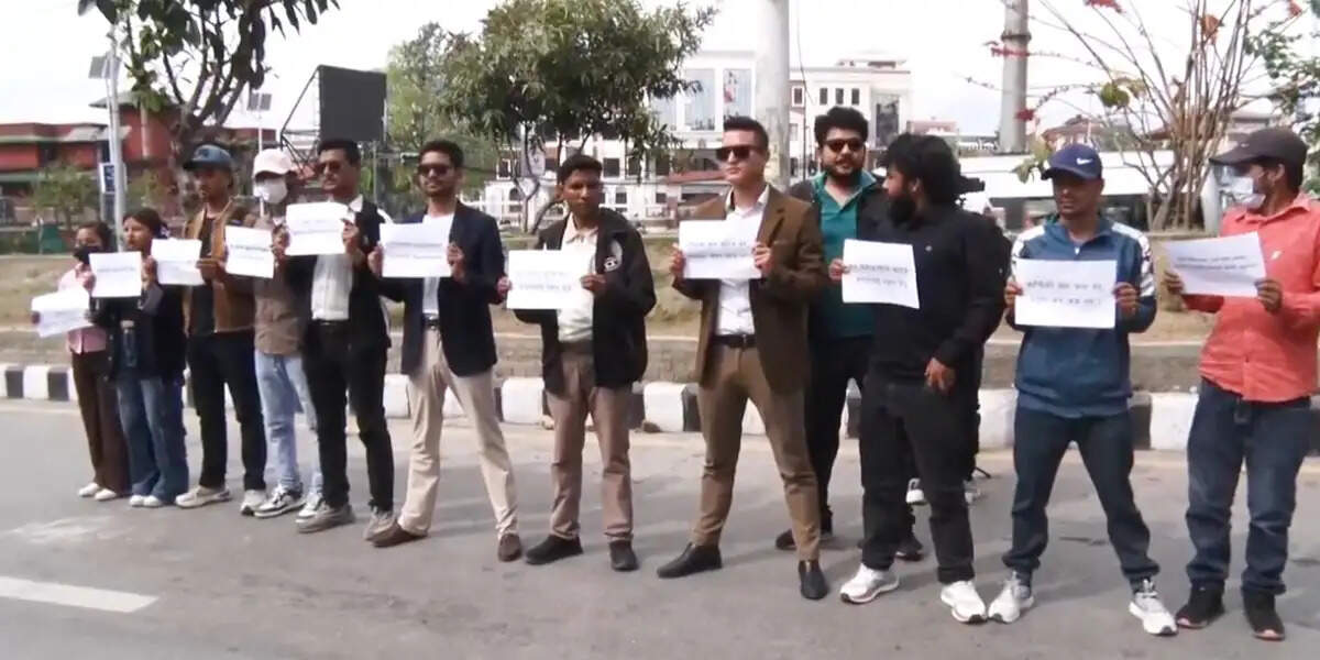पेट्रोलियम पदार्थों की कीमत में बढ़ोतरी के खिलाफ काठमांडू में युवाओं का प्रदर्शन