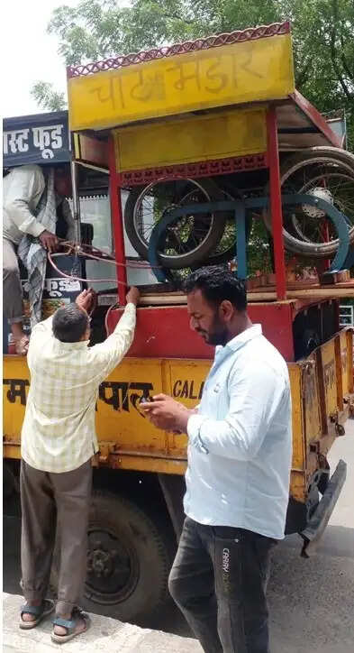 भोपाल में अतिक्रमण पर निगम की कार्रवाई तेज, कई क्षेत्रों से ठेले-गुमठियां हटाईं, सामान जब्त