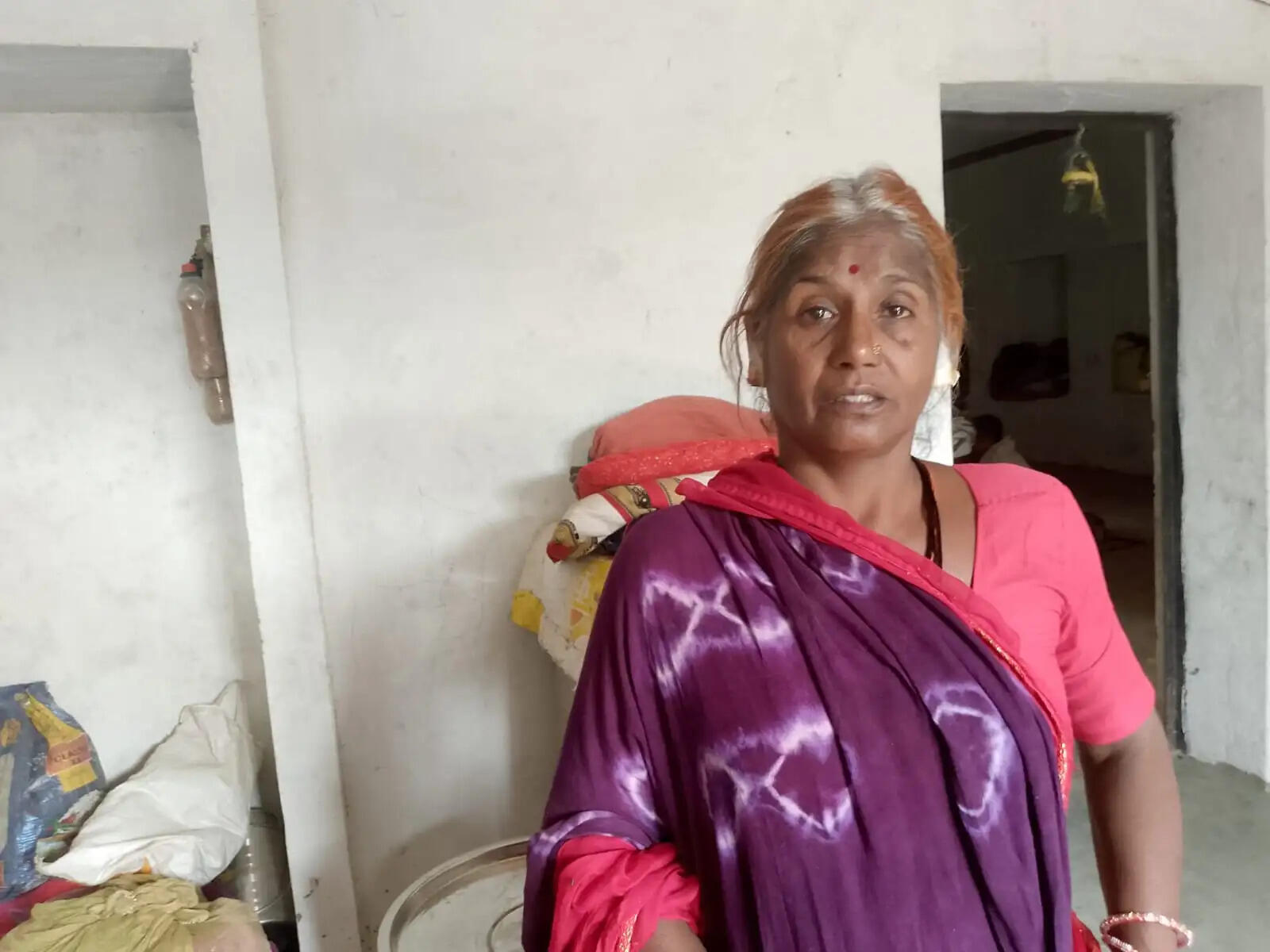 सोती महिला के कान से सोने के झुमके छीने, मंदिर से चांदी का छत्र चुराया