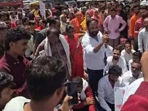 इंदौर में गहराया जल संकट, पानी के लिए सड़कों पर उतरे लोग, कांग्रेस का चक्काजाम प्रदर्शन