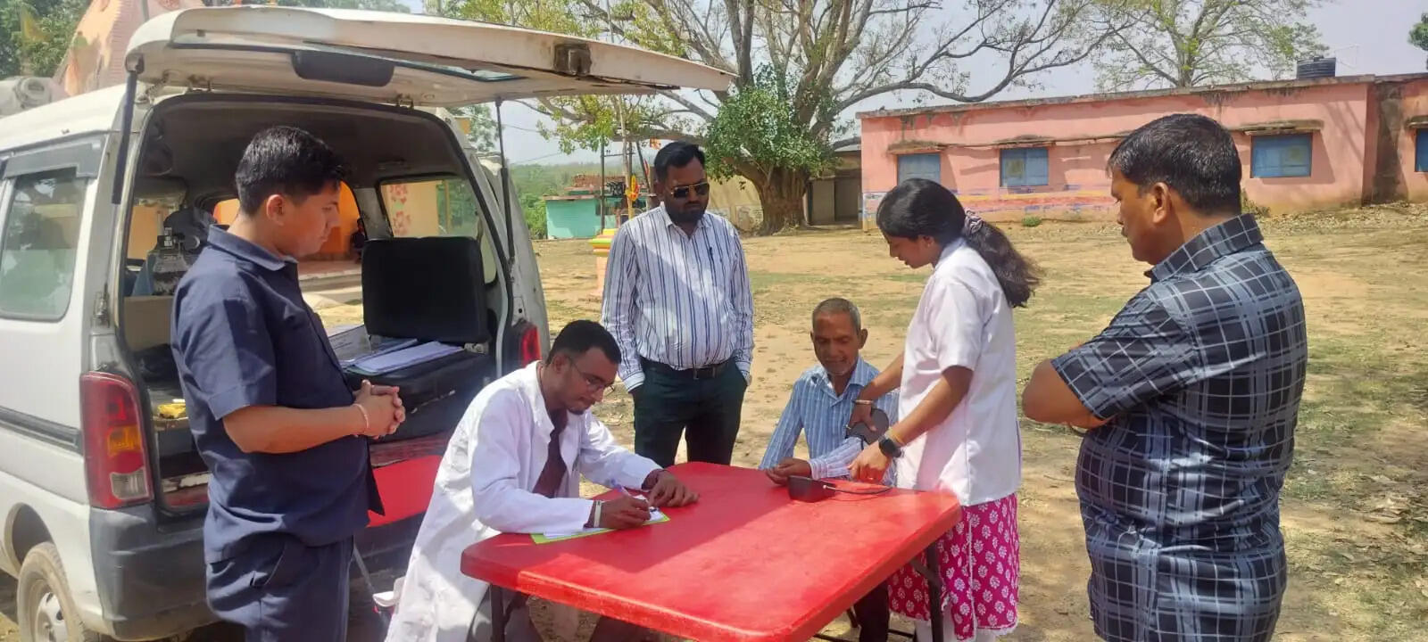 अदाणी फाउंडेशन ने लगाया नि:शुल्क स्वास्थ्य शिविर, ग्रामीणों के बीच बांटी गई दवाएं