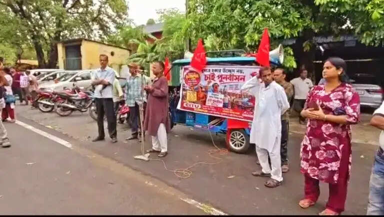 बर्नपुर में अतिक्रमण नोटिस के विरोध में वाममोर्चा का प्रदर्शन