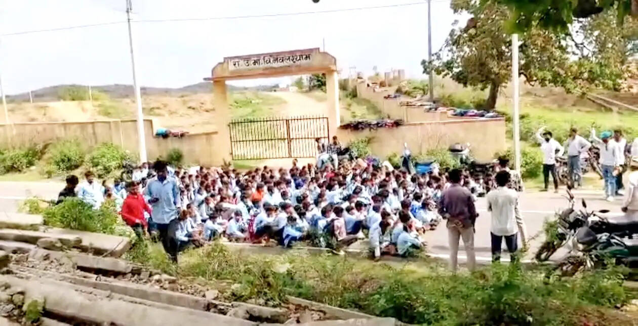 गणित के शिक्षक के ट्रांसफर पर ग्रामीणों ने किया चक्काजाम, बच्चों ने स्कूल पर की तालाबंदी