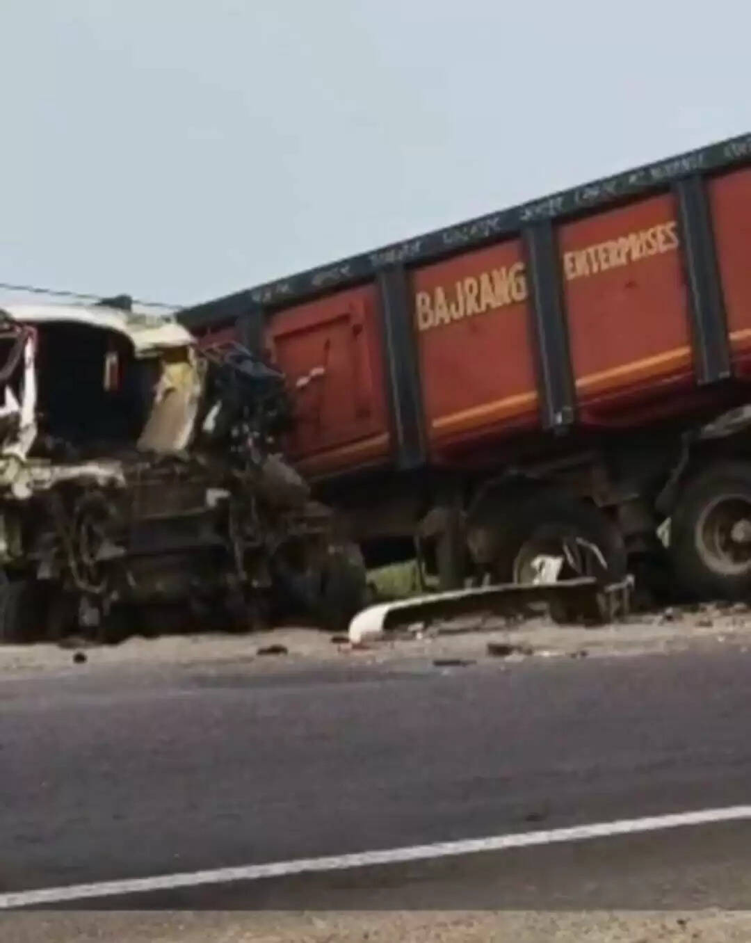हाईवे पर भीषण सड़क हादसा : ट्रक चालक की मौत, हेल्पर घायल