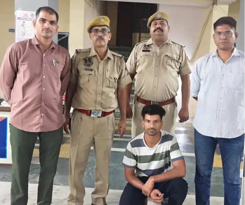 कांस्टेबल भर्ती में भाई की जगह डमी बनकर दी थी परीक्षा: छह साल बाद ग्राम विकास अधिकारी गिरफ्तार