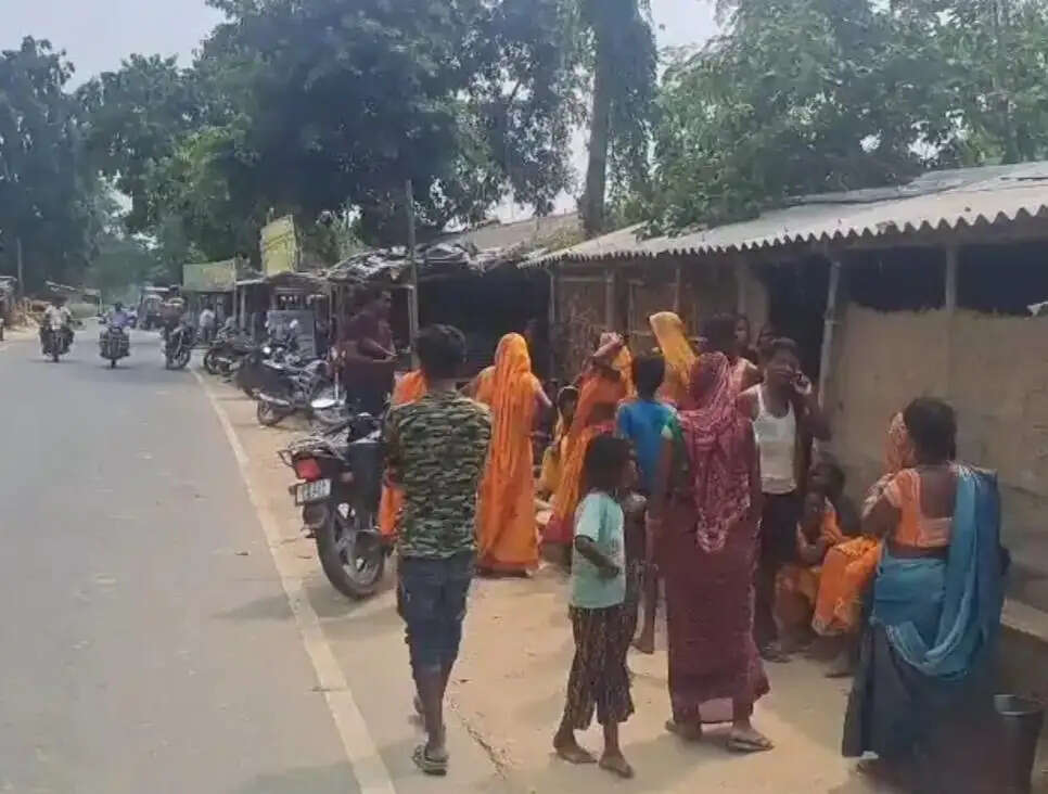 सड़क पार कर रही वृद्ध महिला को तेज रफ्तार बाइक ने मारी टक्कर, मौके पर मौत